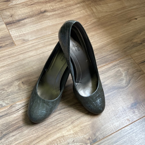 Comfort Plus by Predictions | gray snake skin pumps 8.5